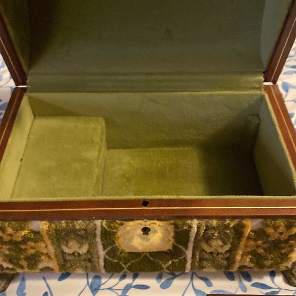 Reyes Musical Swiss Vintage Jewelry Box size 9x6x5 - Picture 4 of 16